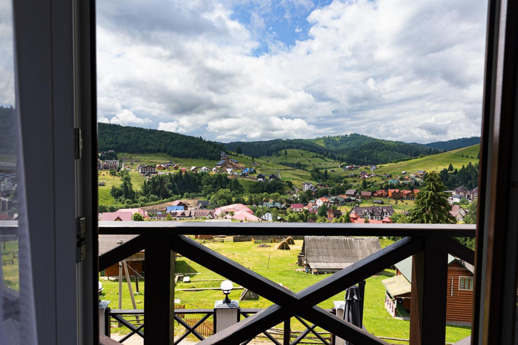 Svoi Hotel Palyanytsya Dış mekan fotoğraf